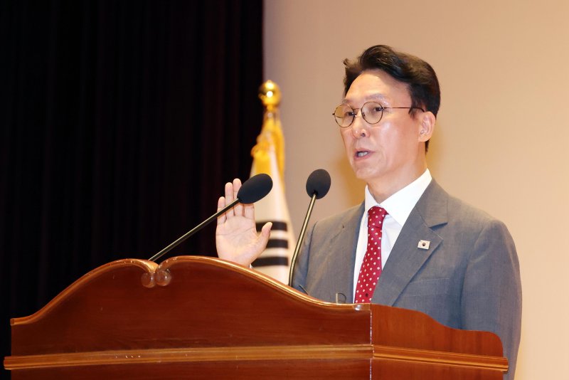 [세종=뉴시스] 강종민 기자 = 김민석 국무총리가 7일 세종시 정부세종청사 대강당에서 열린 취임식에서 취임 선서를 하고 있다. 2025.07.07. ppkjm@newsis.com