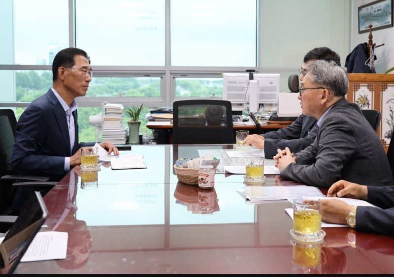 김주영 의원이 인하대병원 측 관계자들과 대화를 하고 있다. (김주영 의원실 제공) / 뉴스1