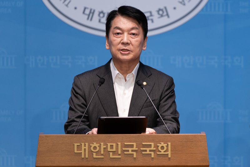 안철수 국민의힘 메이저 바카라사이트 캡틴이 7일 서울 여의도 국회 소통관에서 기자회견을 열고 메이저 바카라사이트 캡틴 사퇴 및 전메이저 바카라사이트 캡틴회 출마를 밝히고 있다. 뉴스1