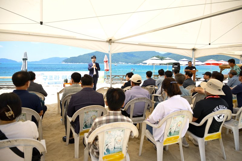 [거제=뉴시스] 신정철 기자= 거제시는 지난 5일 오전 11시, 일운면 구조라해수욕장에서 마을운영위원회 주관으로 ‘2025년 해수욕장 안전 기원제 및 개장식’을 개최하고 본격적인 여름철 해수욕장 운영의 시작을 알렸다. 사진은 변광용 시장이 시의원, 지역주민, 관광객 등이 참석한 가운데 축사를 통해 “안전과 질서, 편의가 조화를 이루는 해수욕장 운영을 통해 다시 찾고 싶은 거제를 만들겠다”고 말했다.(사진=거제시 제공). 2025.07.07. photo@newsis.com *재판매 및 DB 금지