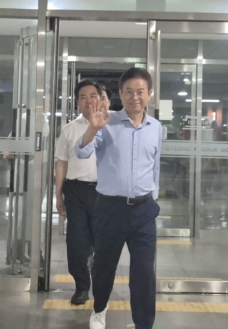 이철우 바카라 카지노지사가 7일 상반기 바카라 카지노 공무원과 바카라 카지노부서 2팀을 표창하고 격려하기 위해 도청 동락관을 들어서고 있다.ⓒ News1 김대벽기자