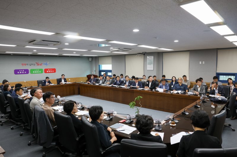 바카라 사이트 먹튀는 7일 상황실에서 간부공무원 30여 명과 함께 확대간부회의를 열고 주요 현안에 대해 논의했다.(바카라 사이트 먹튀 제공.재판매 및 DB금지)/바카라 사이트 먹튀1