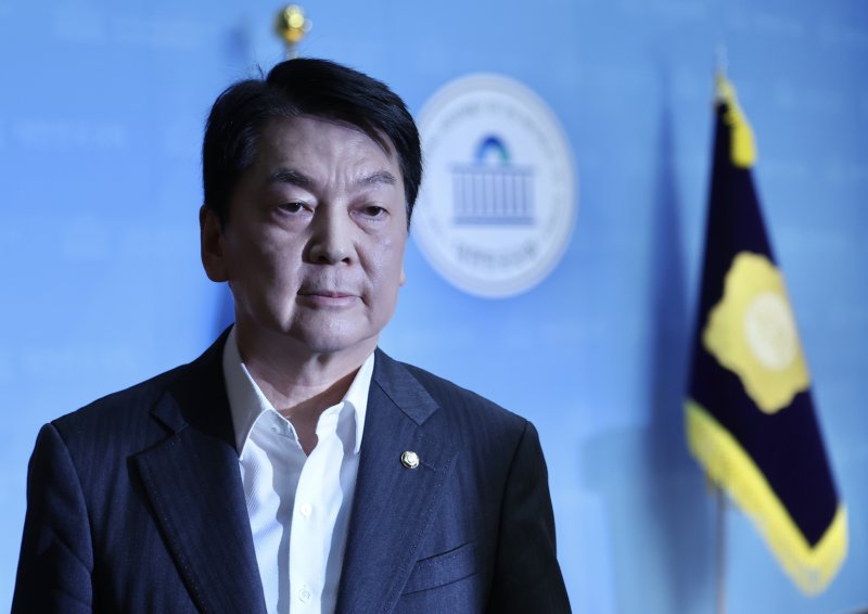 [서울=뉴시스] 김명년 기자 = 안철수 국민의힘 의원이 7일 오전 서울 여의도 국회 소통관 기자회견장에서 당대표 출마 선언 기자회견을 마치고 이동하고 있다. 2025.07.07. kmn@newsis.com