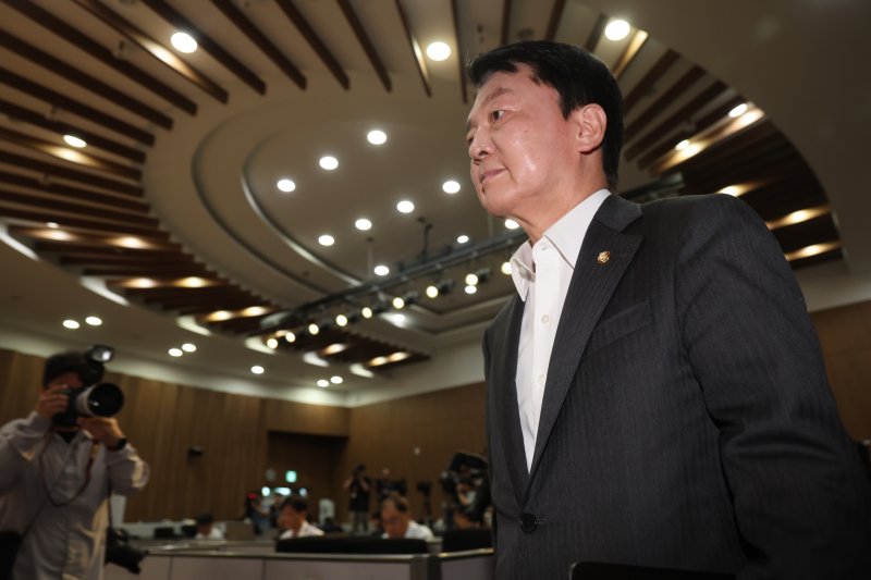 [서울=뉴시스] 김명년 기자 = 안철수 국민의힘 의원이 7일 오전 서울 여의도 국회 소통관 기자회견장에 입장하고 있다. 안 의원은 당 혁신위원장을 내려놓고 당대표에 도전하겠다고 밝혔다. 2025.07.07. kmn@newsis.com