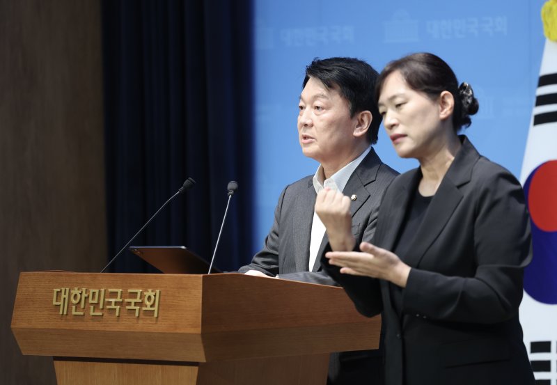 [서울=뉴시스] 김명년 기자 = 안철수 국민의힘 의원이 7일 오전 서울 여의도 국회 소통관에서 기자회견을 열고 당 혁신위원장을 내려놓고 당대표에 도전하겠다고 밝히고 있다. 2025.07.07. kmn@newsis.com