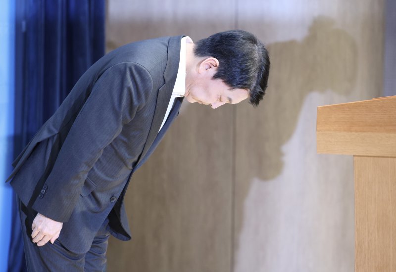 [서울=뉴시스] 김명년 기자 = 안철수 국민의힘 의원이 7일 오전 서울 여의도 국회 소통관 기자회견장에서 당대표 출마 선언 기자회견을 마치고 인사하고 있다. 2025.07.07. kmn@newsis.com