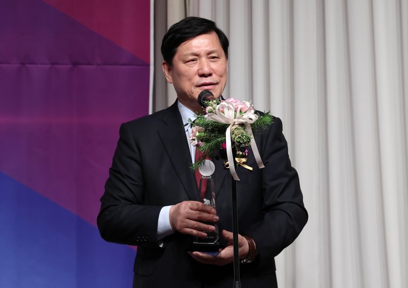 허구연 무료 바카라사이트 총재가 10일 오전 서울 강남구 리베라호텔에서 열린 2024 뉴트리디데이 일구상 시상식에서 일구대상 수상 소감을 전하고 있다. 2024.12.10/무료 바카라사이트1 ⓒ News1 김성진 기자