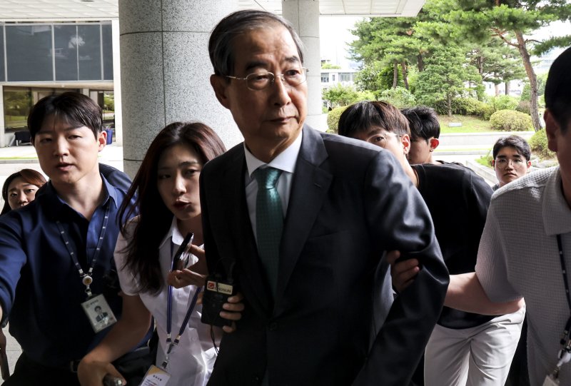 [서울=뉴시스] 조성우 기자 = 한덕수 전 국무총리가 2일 서울 서초구 서울고검에 마련된 내란바카라사이트 온카판 사무실에 조사를 받기 위해 출석하고 있다. 2025.07.02. xconfind@newsis.com