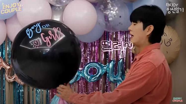[서울=바카라 게임] 코미디언 손바카라 게임·임라라 부부가 6일 유튜브 채널에 올린 영상으로 쌍둥이 성별을 밝혔다. (사진=유튜브 채널 '엔조이커플' 캡처) 2025.07.07. photo@newsis.com *재판매 및 DB 금지