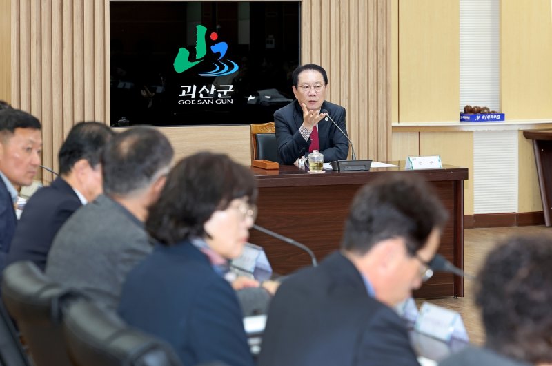 송인헌 괴산군수가 7일 확대간부회의에서 폭염 대책을 주문하고 있다.(괴산군 제공, 재판매 및 DB금지)/뉴스1