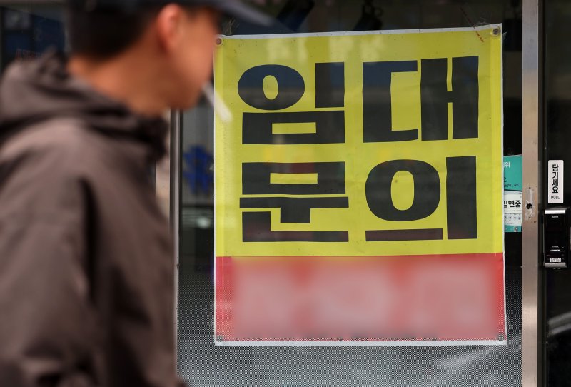 서울 시내 한 상가에 임대 안내문이 부착되어 있다. 뉴시스