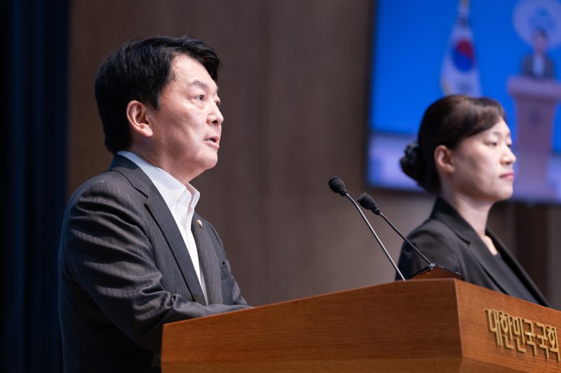 안철수 국민의힘 혁신위원장이 7일 서울 여의도 국회 소통관에서 기자회견을 열고 혁신위원장 사퇴 및 전당대회 출마를 밝히고 있다. 2025.7.7/뉴스1 ⓒ News1 유승관 기자