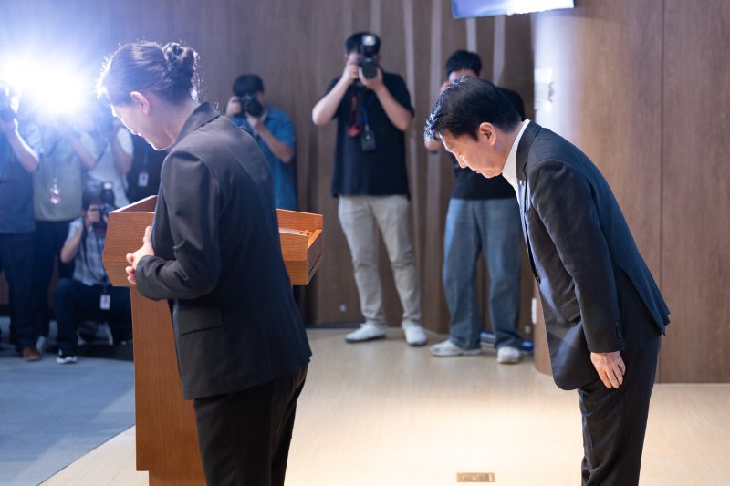 안철수 국민의힘 혁신위원장이 7일 서울 여의도 국회 소통관에서 기자회견을 열고 혁신위원장 사퇴 및 전당대회 출마를 밝힌 후 고개 숙여 인사하고 있다. 2025.7.7/뉴스1 ⓒ News1 유승관 기자