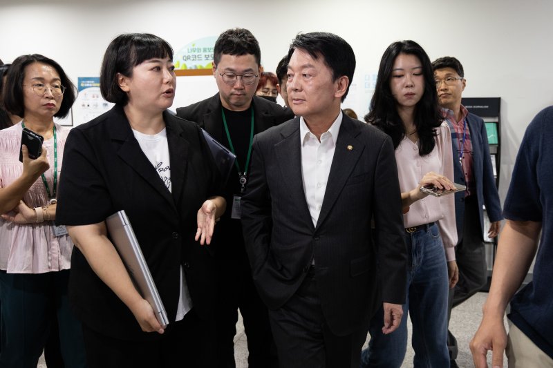 안철수 국민의힘 혁신위원장이 7일 서울 여의도 국회 소통관에서 기자회견을 열고 혁신위원장 사퇴 및 전당대회 출마를 밝힌 후 기자회견장을 나서고 있다. 2025.7.7/뉴스1 ⓒ News1 유승관 기자
