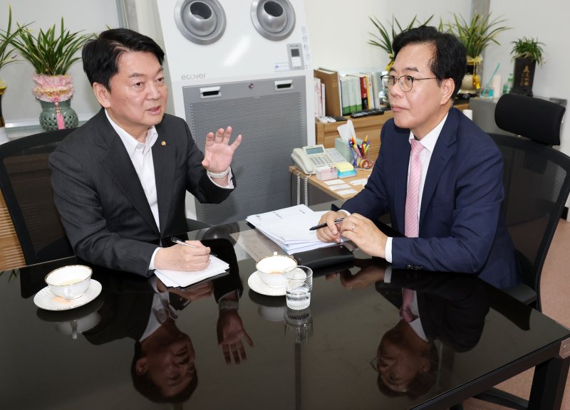 국민의힘 송언석 비상대책위원장 겸 원내대표(오른쪽)와 혁신위원장으로 내정된 안철수 의원이 지난 2일 오후 서울 여의도 국회 본청 원내대표실에서 회동하고 있다. (공동취재) 2025.7.2/뉴스1 ⓒ News1 안은나 기자