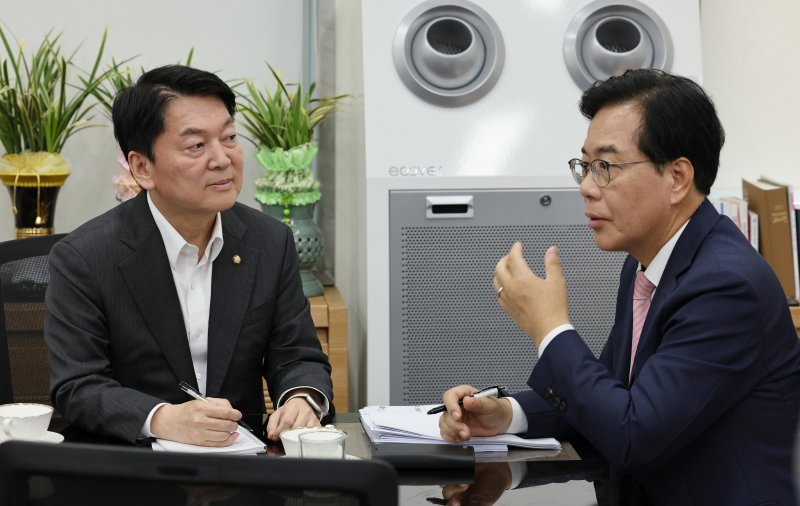 국민의힘 송언석 비상대책위원장 겸 원내대표(오른쪽)와 혁신위원장으로 내정된 안철수 의원이 지난 2일 오후 서울 여의도 국회 본청 원내대표실에서 회동하고 있다. (공동취재) 2025.7.2/뉴스1 ⓒ News1 안은나 기자