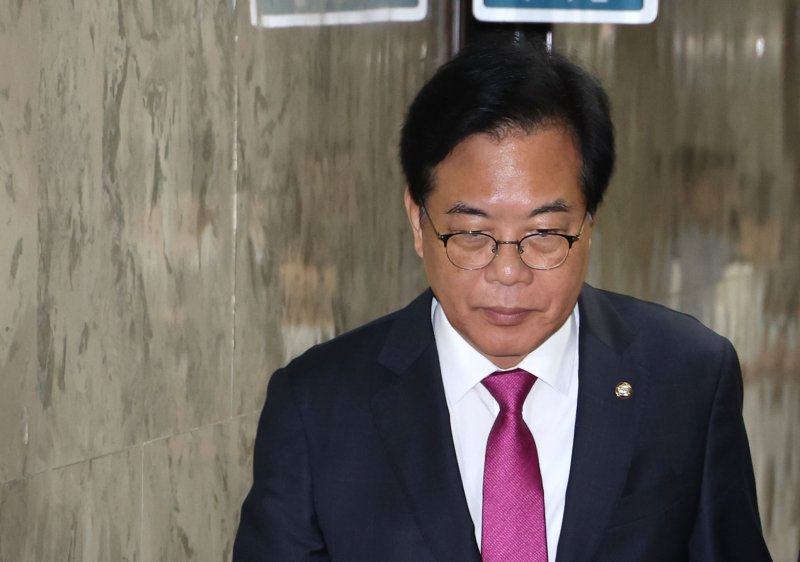 송언석 국민의힘 비상대책위원장 겸 원내대표가 7일 오전 서울 여의도 국회에서 상임위 간사들과 비공개 회의를 마친뒤 이동하고 있다. 2025.7.7/뉴스1 ⓒ News1 이광호 기자