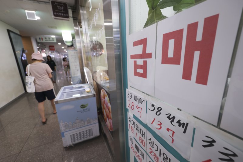 [서울=뉴시스] 김근수 기자 = 6일 서울 송파구의 부동산에 급매물 안내문이 붙어있다. 2025.07.06. ks@newsis.com