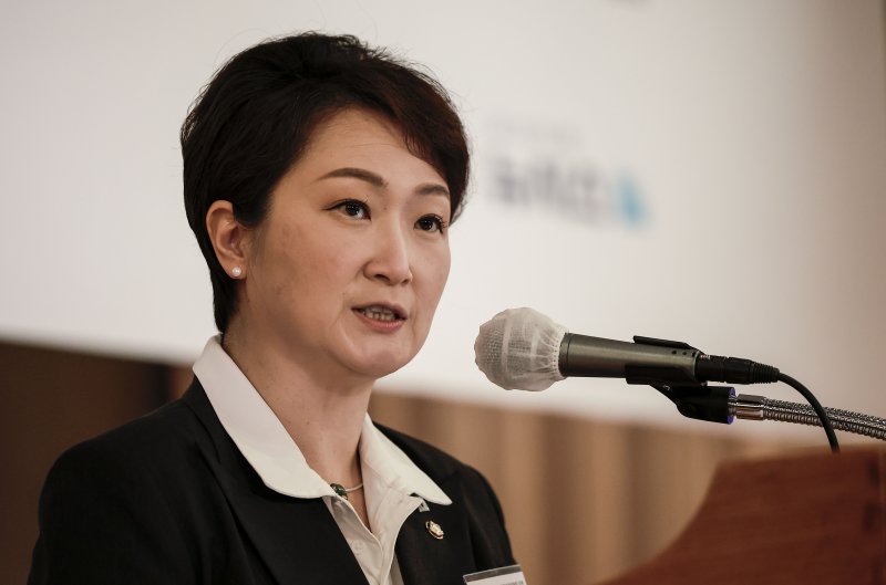 [서울=뉴시스] 정병혁 기자 = 국회 산업통상자원중소벤처기업위원회 소속 이언주 더불어민주당 의원이 29일 서울 중구 롯데호텔서울에서 열린 2025 뉴시스 산업 포럼 '한국 기업들, 우크라이나 재건사업 어떻게 진출할까?'에서 축사를 하고 있다. 2025.04.29. jhope@newsis.com