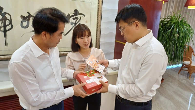 최재형 보은군수(왼쪽)가 중국 닝안시 정량 시장에게 보은대추를 선물하고 있다. (보은군 제공, 재판매 및 DB금지) /뉴스1