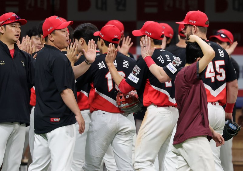 [서울=뉴시스] 홍효식 기자 = 25일 서울 구로구 고척스카이돔에서 열린 2025 KBO리그 KIA 타이거즈와 키움 히어로즈의 경기, 6-3으로 승리한 KIA 이범호 감독과 김호령이 하이파이브하고 있다. 2025.06.25. yesphoto@newsis.com