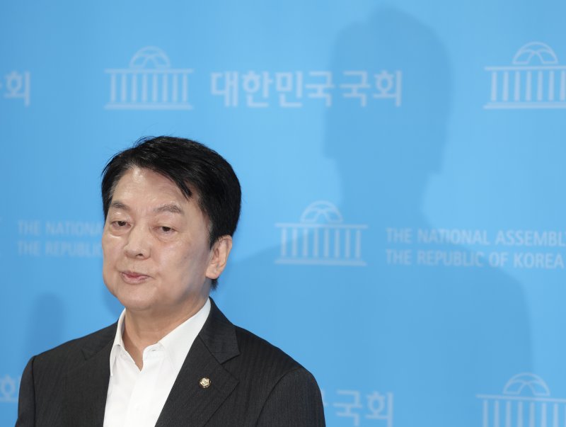 [서울=뉴시스] 김명년 기자 = 안철수 국민의힘 의원이 7일 오전 서울 여의도 국회 소통관 기자회견장에서 당대표 출마 선언 기자회견을 마치고 브리핑하고 있다. 2025.07.07. kmn@newsis.com