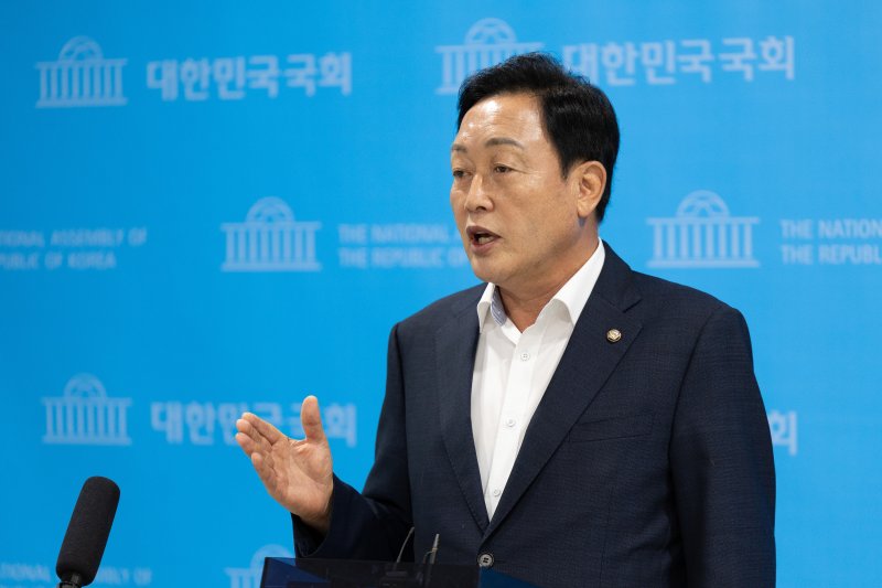 野 “김선교 출금 해제하라”..金 “양평道 의혹, 소환조사하라”
