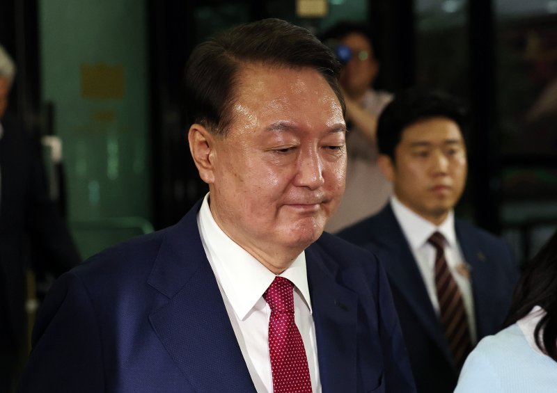 윤석열 전 대통령이 5일 오후 서초구 서울고등검찰청에서 내란특검 2차 대면조사를 받은 뒤 청사를 나서고 있다. 2025.7.5/뉴스1 ⓒ News1 구윤성 기자
