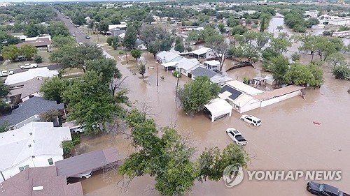 텍사스 홍수로 침수된 주택들 (출처=연합뉴스)
