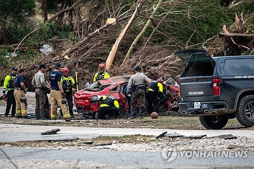 텍사스 홍수 피해를 점검하는 수색대 (출처=연합뉴스)