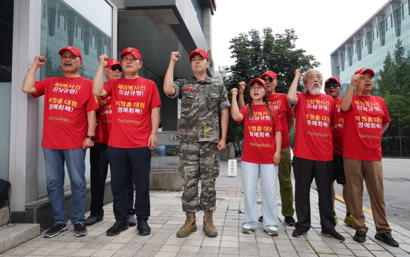 해병대예비역연대 회원들이 7일 서울 서초구 순직해병 특검 사무실 앞에서 사건 진상 규명 촉구 기자회견을 하고 있다. 2025.7.7/뉴스1 ⓒ News1 박지혜 기자