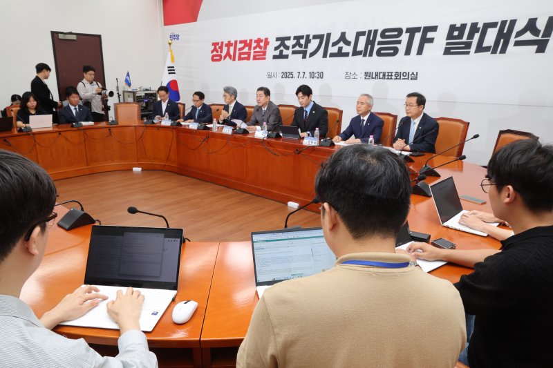 [서울=뉴시스] 김명년 기자 = 김병기 더불어민주당 대표 직무대행 겸 원내대표가 7일 오전 서울 여의도 국회에서 열린 검찰 조작기소대응 TF 발대식에서 발언하고 있다. 2025.07.07. kmn@newsis.com
