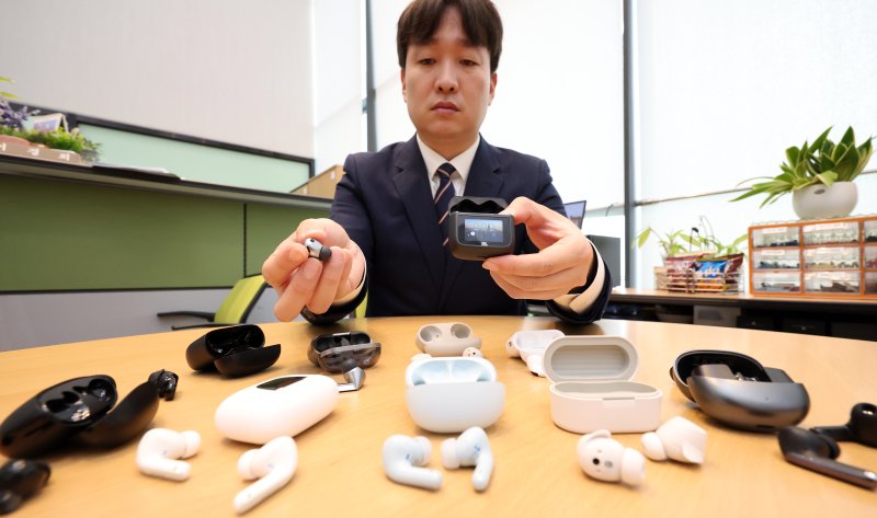 한국소비자원 관계자가 7일 세종시 정부세종청사에서 시중에 유통 중인 무선이어폰 10개 제품을 시험·평가한 결과, 통화품질과 외부소음 제거 성능, 음향품질 등이 차이를 보였다고 밝히고 있다. 뉴시스 제공