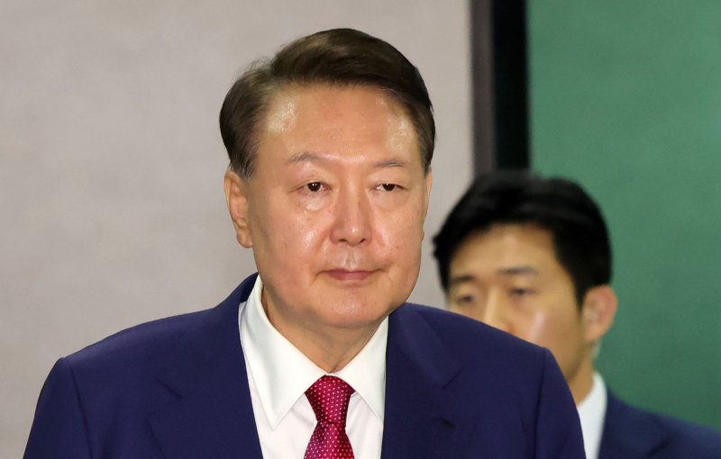 [서울=뉴시스] 홍효식 기자 = 윤석열 전 대통령이 지난 5일 오후 서울 서초구 서울고등검찰청에 마련된 내란특검 사무실에서 2차 대면 조사를 마친 뒤 귀가하고 있다. 2025.07.06. yesphoto@newsis.com