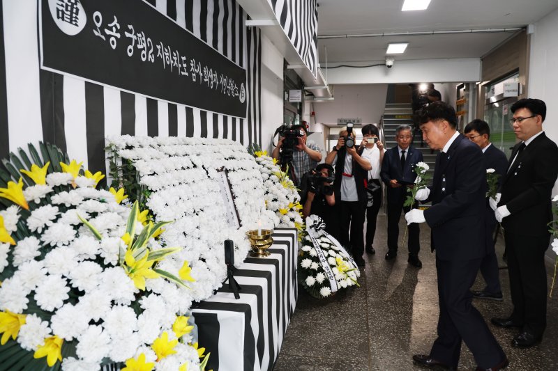 [청주=뉴시스] 김영환 충북도지사가 7일 청주시청 임시청사의 시민분향소를 찾아 헌화하고 있다. (사진= 충북도 제공) 2025.07.07. photo@newsis.com *재판매 및 DB 금지