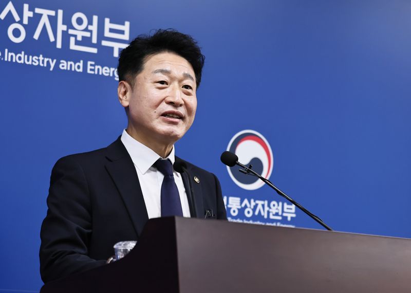 7일 이호현 산업통상자원부 2차관이 기자실을 찾아 취임인사를 하고있다. 산업통상자원부 제공.