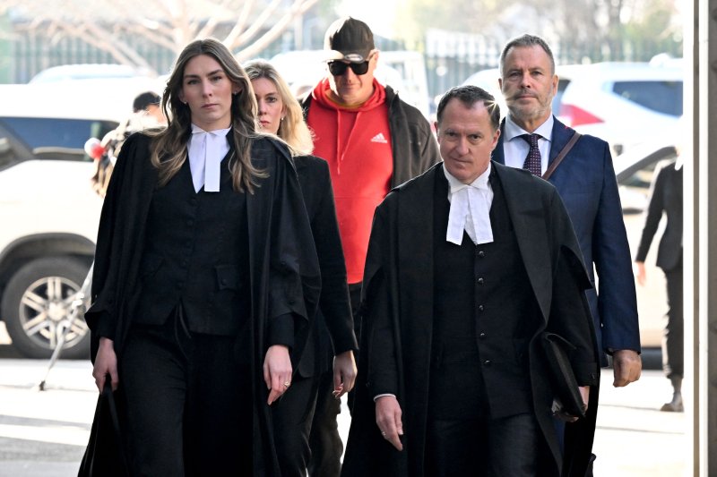 콜린 맨디(오른쪽) 수석 변호사가 소피 스태포드(왼쪽) 변호사 등 변호인들과 함께 지난 7일 독버섯 살해사건을 다루기 위해 호주 모웰의 라트로브 밸리 치안법원에 들어서고 있다. AFP