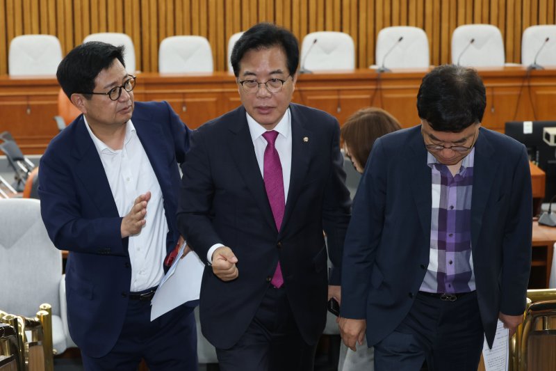송언석 국민의힘 비상대책메이저 바카라사이트 캡틴 겸 원내대표가 7일 오전 서울 여의도 국회에서 상임위 간사들과 비공개 회의를 마친뒤 나서고 있다. 2025.7.7/메이저 바카라사이트 캡틴1 ⓒ News1 이광호 기자