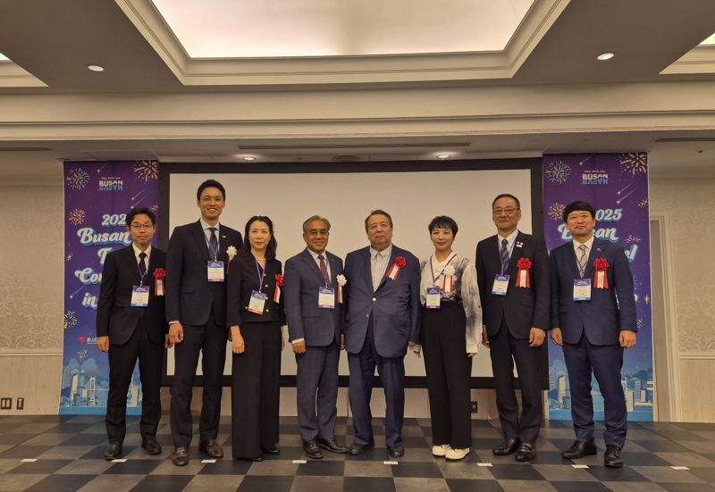 지난 4~6일 일본 도쿄에서 열린 ‘부산 관광 단독 로드쇼’에 참석한 미야이 토모키 킨키닛폰투어리스트 글로벌사업부장(왼쪽부터), 김동훈 부산시 관광정책과장, 김관미 한국관광공사 일본지역 센터장, 이정실 부산관광공사 사장, 무라카미 세이이치로 일본 총무대신, 서지연 부산시의원, 이케하다 코지 일본 여행업협회 이사, 이석우 대한항공 일본지역 본부장이 기념촬영을 하고 있다. 부산시 제공