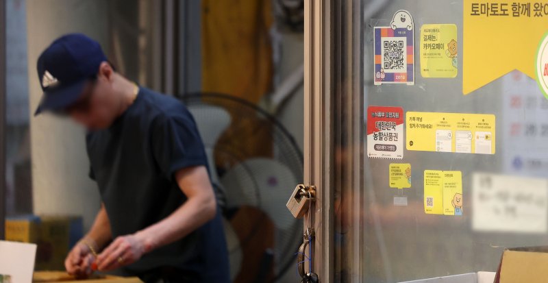 [서울=뉴시스] 김선웅 기자 = 서울 소재 전통시장 내 지역화폐 결제 가능 매장의 모습. 2025.07.02. mangusta@newsis.com