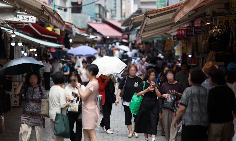 [서울=뉴시스] 김선웅 기자 = 서울 시내 상점가에서 시민들이 오가고 있다. 2025.06.19. mangusta@newsis.com