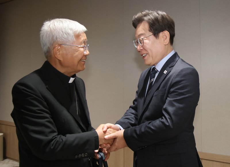 [서울=뉴시스] 고범준 기자 = 이재명 대통령이 7일 서울 용산 대통령실 청사에서 유흥식 추기경을 접견하고 있다. (대통령실통신사진기자단) 2025.07.07. bjko@newsis.com <저작권자ⓒ 공감언론 뉴시스통신사. 무단전재-재배포 금지.> /사진=뉴시스화상