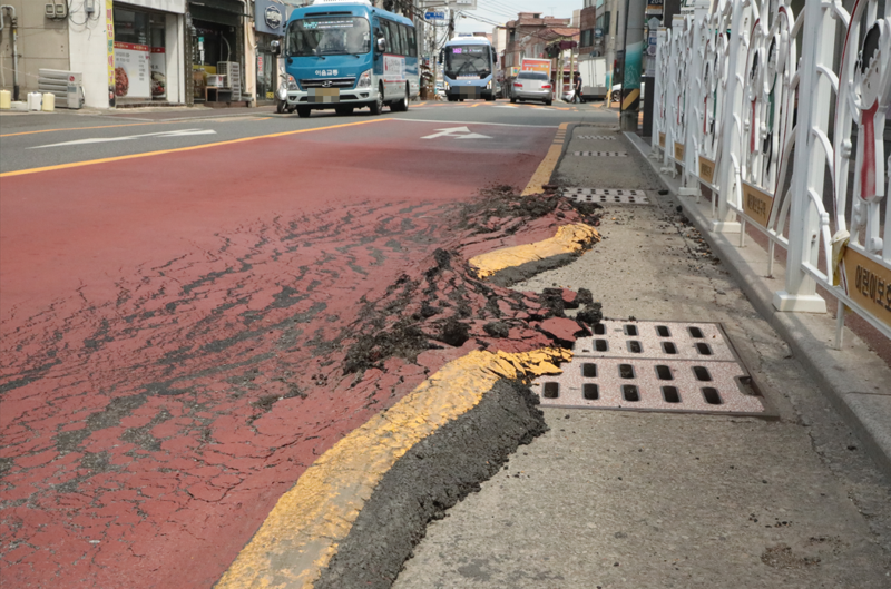 찜통 더위에 아이스크림처럼 녹은 '아스팔트'