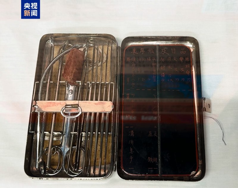 [서울=뉴시스]중국이 항일전쟁 및 세계 반파시스트 전쟁 승리 80주년을 앞두고 제2차 세계대전 당시 일본군 731부대의 생체실험 만행을 입증하는 추가 증거를 공개했다. 731부대원들이 사용한 것으로 알려진 생체 해부 도구들.<사진출처: 중국중앙 TV alt=