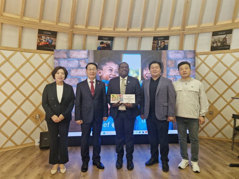 신계용(맨 왼쪽) 과천시장이 몽골 울란바토르에 위치한 유니세프 몽골사무소를 찾았다.(과천시 제공)