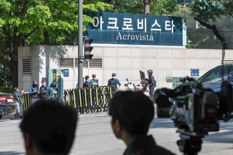 윤석열 전 대통령 부부와 무속인 '건진법사' 전성배(65) 씨 사이의 의혹과 관련해 검찰이 30일 실시한 서초동 사저와 코바나콘텐츠 사무실에 대한 압수수색이 약 6시간 만에 종료됐다. 2025.4.30/뉴스1 ⓒ News1 민경석 기자