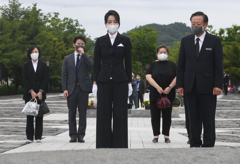 사진은 김 여사가 지난 2022년 6월 13일 경남 김해 봉하마을을 찾아 고 노무현 전 대통령 묘역을 참배하는 모습. 왼쪽 첫번째가 유경옥 씨. (대통령실사진기자단) 2025.5.21/뉴스1