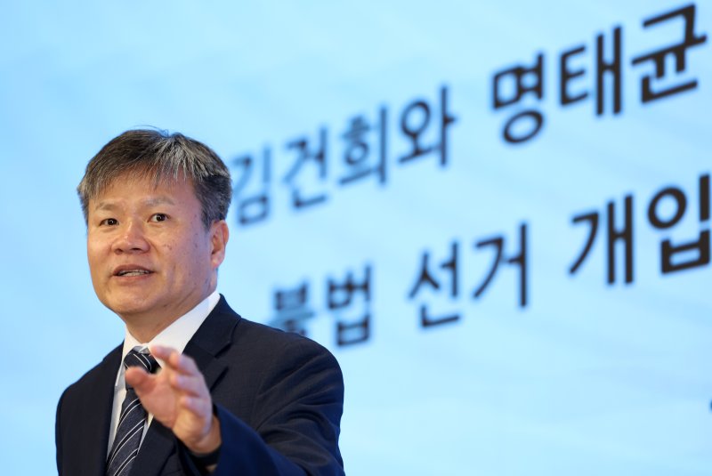 김건희 여사 의혹을 수사하는 민중기 특별검사팀의 문홍주 특검보가 7일 서울 종로구 KT광화문빌딩 웨스트에 마련된 사무실에서 정례 브리핑을 마친 뒤 취재진 질문에 답하고 있다. 사진=뉴시스화상