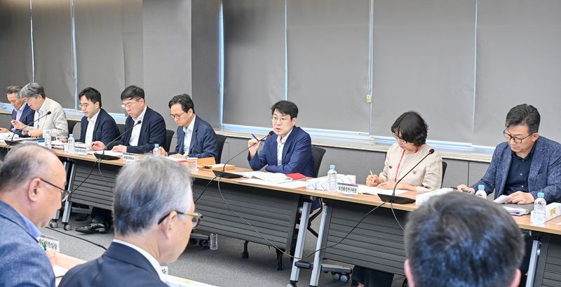 김정기 대구시장 권한대행(뒷줄 오른쪽 세번째)이 7일 대구시청 산격청사 대회의실에서 간부회의를 주재하고 있다. 대구시 제공