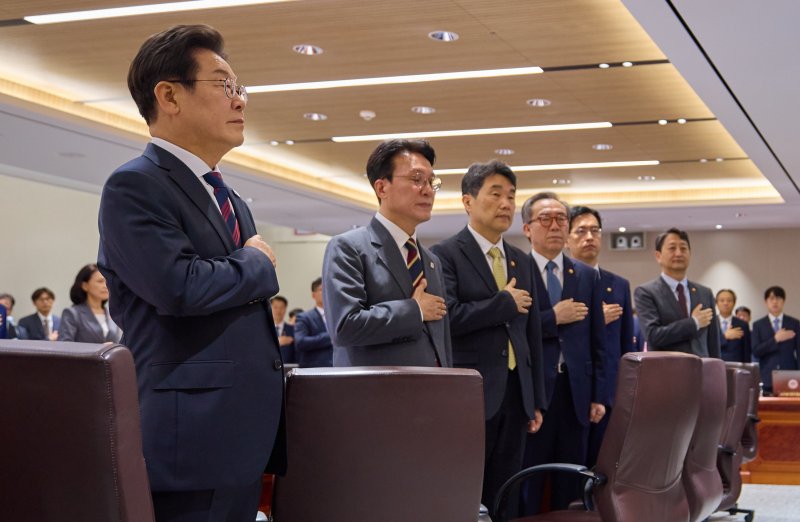 이재명 대통령이 5일 서울 용산 대통령실 청사에서 열린 국무회의에서 김민석 국무총리를 비롯한 국무위원들과 함께 국민의례를 하고 있다. (대통령실 제공. 재판매 및 DB 금지) 2025.7.5/뉴스1 ⓒ News1 허경 기자